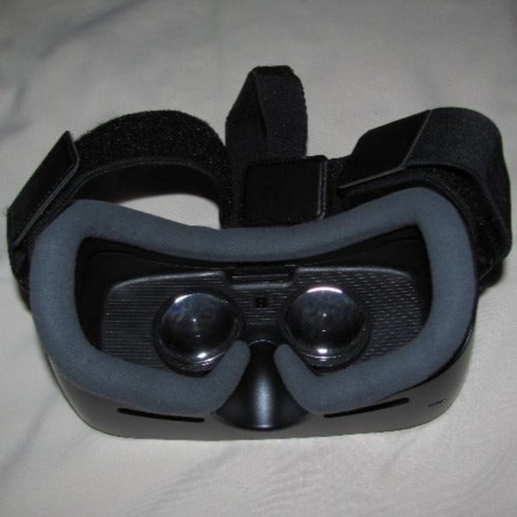 Oculus Samsung Gear VR Headset With Controller & Accessories - Picture 4 of 12